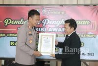 Presisi Award yang diberikan langsung Direktur Eksekutif Lemkapi Edi Saputra Hasibuan kepada Kapolresta Sidoarjo Kombes Pol. Kusumo Wahyu Bintoro, Selasa (24/5/2022) di Mapolresta Sidoarjo. (Dok Foto Humas)
