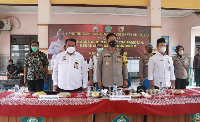 Kapolresta Sidoarjo bersama Kepala Dinas Pemberdayaan Masyarakat dan Desa Kabupaten Sidoarjo dan Forkopimka Porong mengadakan cangkrukan kamtibmas bertempat di Balai Desa Pamotan, Porong, Jumat (27/5/2022). (Dok Foto IST)