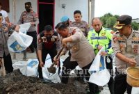 Kapolres Demak AKBP Budi Adhy Buono bersama anggota melakukan aksi peduli, Rabu (25/5/2022) (Dok Foto IST)