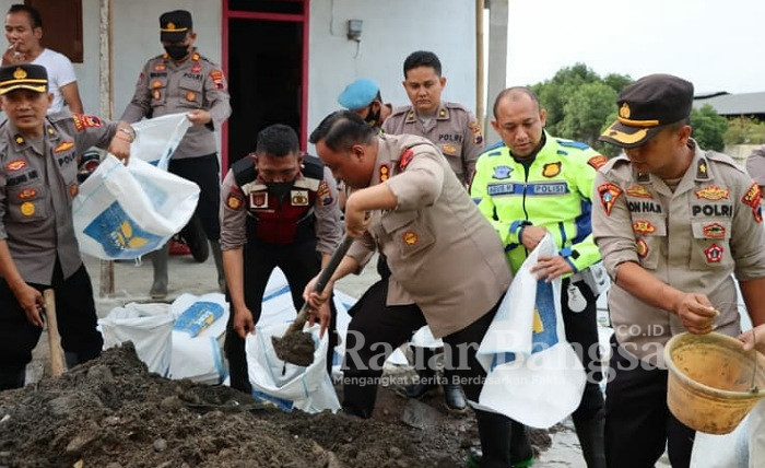 Kapolres Demak AKBP Budi Adhy Buono bersama anggota melakukan aksi peduli, Rabu (25/5/2022) (Dok Foto IST)