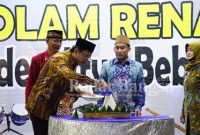  Bupati Sidoarjo Ahmad Muhdlor saat melakukan potong tumpeng (IST)