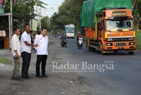 Dinas terkait saat melihat ruas jalan dalam pemeliharaan (IST)