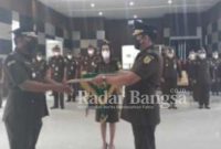 Prosesi sertijab (serah terima jabatan) digelar di Ruang Aula gedung Kejari setempat, Kamis (12/05/2022)