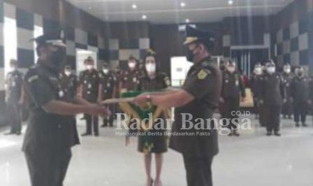 Prosesi sertijab (serah terima jabatan) digelar di Ruang Aula gedung Kejari setempat, Kamis (12/05/2022)