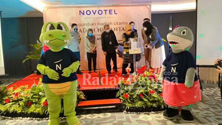 Proses pengundian hadiah utama satu unit Vespa LX 125 dalam program Ramadan Nusantara Novotel Samator Surabaya Timur (Dok Foto : IST)