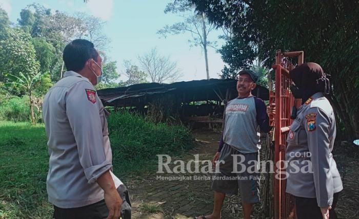 Aipda Eko Harianto, Bhabinkamtibmas desa Oro-oro Ombo Kecamatan Batu saat memonitoring (Dok Foto IST)