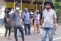 Puluhan warga Putatkumpul Kecamatan Turi, melakukan aksi demonstrasi dengan menggeruduk kantor Badan Pertanahan Nasional (BPN) Lamongan di Jalan Soewoko No.18, Kamis (19/5) (Dok Foto : IST)