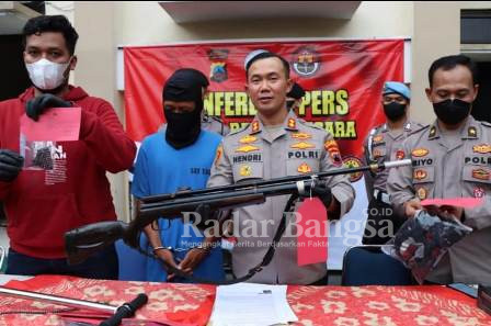 Kapolres Banjarnegara AKBP Hendri Yulianto, SIK, MH saat konfrensi pers dan menunjukan barang bukti (Dok Foto IST)