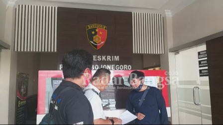  Sasmito yang juga ketua Serikat Media Siber Indonesia Cabang Bojonegoro saat datagi kantor Reskrim Polres Bojonegoro (Dok Foto IST)