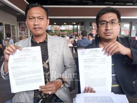 Herry Prasetiyo, S.H didampingi Nyoman Aditya Irawan yang merupakan anak dari I Wayan Djingga Binatra, Sabtu (14/5/2022) tunjukkan Jawaban Terbantah dan Duplik dalam perkara perdata PHM melawan H.M Chandra Gunawan dan Bambang Sugihartono Tandya di PN Banyuwangi (Foto : YW)