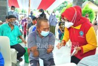 TP PKK Kota Pasuruan saat membagikan paket sembako kepada para disabilitas dan yatim piatu