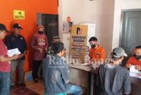 Pendistribusian Bantual Sosial Tunai (BST) minyak goreng untuk KPM tambahan di kantor PT Pos Indonesia Unit Cidaun disaksikan langsung oleh Kasi Kesra Kecamatan Cidaun, TKSK Cidaun, Polsek Cidaun, dan anggota Koramil Cidaun. (Dok. Photo AE Nasution/RadarBangsa.co.id)