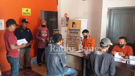 Pendistribusian Bantual Sosial Tunai (BST) minyak goreng untuk KPM tambahan di kantor PT Pos Indonesia Unit Cidaun disaksikan langsung oleh Kasi Kesra Kecamatan Cidaun, TKSK Cidaun, Polsek Cidaun, dan anggota Koramil Cidaun. (Dok. Photo AE Nasution/RadarBangsa.co.id)