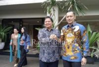 Ketua Umum Partai Golkar Airlangga Hartarto (kiri) saat menjamu Ketua Umum Partai Demokrat Agus Harimurti Yudhoyono (AHY) di kediamannya di Komplek Widya Chandra, Jakarta, Sabtu (7/5). (Foto: Dede Iswadi Idris/RM)