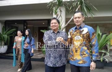 Ketua Umum Partai Golkar Airlangga Hartarto (kiri) saat menjamu Ketua Umum Partai Demokrat Agus Harimurti Yudhoyono (AHY) di kediamannya di Komplek Widya Chandra, Jakarta, Sabtu (7/5). (Foto: Dede Iswadi Idris/RM)