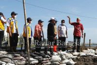 (baju merah) Ganjar saat meninjau lokasi terdampak rob di Kampung Ujung Laut, RT 01/RW 01, Kelurahan Bandarharjo, Kota Semarang, Selasa (24/5/2022) (Dok Foto IST)