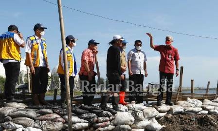 (baju merah) Ganjar saat meninjau lokasi terdampak rob di Kampung Ujung Laut, RT 01/RW 01, Kelurahan Bandarharjo, Kota Semarang, Selasa (24/5/2022) (Dok Foto IST)