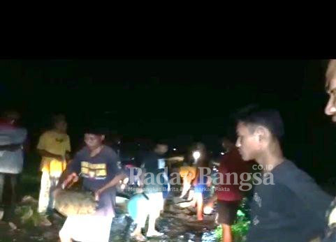 Lsm GMBI gotong ryong bangun jalan rusak (IST)