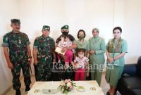 Kepala Staf Angkatan Darat (Kasad) Jenderal TNI Dudung Abdurachman, S.E., M.M.,  saat mengunjungi Serda Fredrik