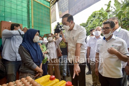 Menteri Perdagangan, Muhammad Lutfi didampingi Direktur Jenderal Perdagangan Dalam Negeri, Oke Nurwan meninjau pelaksanaan program MigorRakyat di Jakarta, Selasa (17 Mei 2022) (IST)