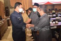 Bupati Lamongan mendengarkan penyampaian Pandangan Umum Fraksi-Fraksi terhadap Raperda Pertanggungjawaban Pelaksanaan APBD Lamongan Tahun 2021 di Ruang Rapat Paripurna DPRD, Senin (30/5) (Dok Foto IST)