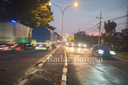 Lampu penerangan jalan umum (PJU) di Jalan nasional tepatnya di Desa Warukulon Kecamatan Pucuk (Dok Foto : Edi S)