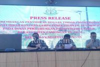 (Kanan) Kasi Pidana Khusus (Pidsus) Anton Wahyudi kepada sejumlah awak media dalam press release di Aula kantor Kejari Lamongan. Jumat (27/05/) (Dok Foto RadarBangsa.co.id)