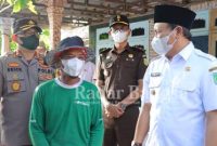 Kapolres Pasuruan AKBP Erick Frendriz, S.I.K., M.Si. bersama Bupati Pasuruan H.M. Irsyad Yusuf S.E., M.M.A. serta didampingi tiga pilar Kecamatan Rembang melakukan pengecekan hewan ternak dalam rangka mencegah Penyakit Mulut dan Kuku (PMK) di Desa Pandean, Kecamatan Rembang, Kabupaten Pasuruan, Rabu (11/05/2022) (IST)