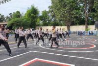 Satuan Pembinaan Masyarakat (Sat Binmas) menggelar Pelatihan Peningkatan Kemampuan (Latkatpuan) dengan materi Beladiri Borgol dan Tongkat serta Pertolongan Pertama Gawat Darurat (PPGD) kepada para personil Bhabinkamtibmas di lapangan Apel Mapolres Pasuruan, Sabtu (28/5/2022) (IST)