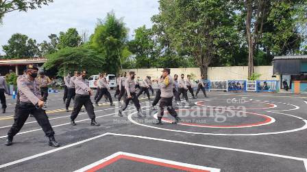 Satuan Pembinaan Masyarakat (Sat Binmas) menggelar Pelatihan Peningkatan Kemampuan (Latkatpuan) dengan materi Beladiri Borgol dan Tongkat serta Pertolongan Pertama Gawat Darurat (PPGD) kepada para personil Bhabinkamtibmas di lapangan Apel Mapolres Pasuruan, Sabtu (28/5/2022) (IST)