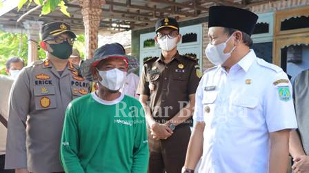 Kapolres Pasuruan AKBP Erick Frendriz, S.I.K., M.Si. bersama Bupati Pasuruan H.M. Irsyad Yusuf S.E., M.M.A. serta didampingi tiga pilar Kecamatan Rembang melakukan pengecekan hewan ternak dalam rangka mencegah Penyakit Mulut dan Kuku (PMK) di Desa Pandean, Kecamatan Rembang, Kabupaten Pasuruan, Rabu (11/05/2022) (IST)