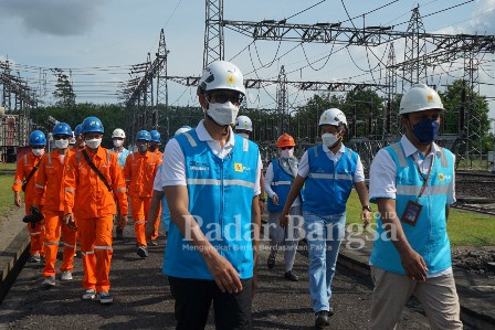 Petugas PLN saat melayani libur Lebaran (IST)