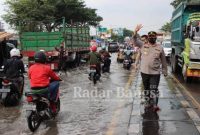 Kapolres Demak AKBP Budi Adhy Buono, saat turun lansung mengatur lalin Senin (23/5/2022) (Dok Foto IST)