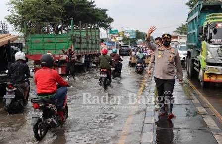 Kapolres Demak AKBP Budi Adhy Buono, saat turun lansung mengatur lalin Senin (23/5/2022) (Dok Foto IST)