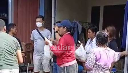 Saat menyalurkan bantuan kepada korban banjir (Foto Ist)