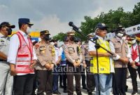 Menko Pemberdayaan Manusia dan Kebudayaan Indonesia (PMK) Muhadjir Effendy, Menteri Perhubungan, Budi Karya Sumadi, Menteri Pekerjaan Umum dan Perumahan Rakyat (PUPR) RI, Basuki Hadimuljono serta Kakorlantas Polri Irjen Pol Firman Santyabudi melepas one way arus balik Lebaran di gate tol Kalikangkung, Semarang pada Jumat (6/5/2022)