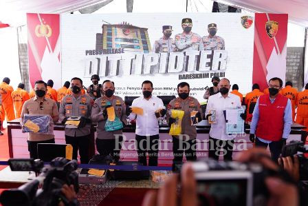 Kabareskrim Polri Komjen Pol Agus Andrianto saat memimpin konferensi pers ungkap kasus di TKP Gudang PT Aldi Perkasa Energi di Jl. Juwana-Pucakwangi, Kecamatan Jakenan, Kabupaten Pati pada Selasa, (24/05/2022)  (Dok Foto IST)