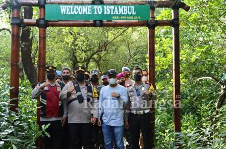 Kapolres Demak AKBP Budi Adhy Buono saat meninjau wisata wahana Demak Green Garden dan Pantai Glagah Wangi, Kamis (5/4/2022)