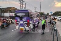 Anggota Satlantas Polres Demak melaksanakan tugas yang tergabung dalam tim urai pagi mulai pukul 07.00 wib. Anggota berdiri sesuai ploting masing-masing di titik rawan (IST)