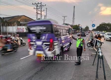 Anggota Satlantas Polres Demak melaksanakan tugas yang tergabung dalam tim urai pagi mulai pukul 07.00 wib. Anggota berdiri sesuai ploting masing-masing di titik rawan (IST)