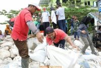 Ganjar Gubernur Jateng saat audit penambalan tiga titik lokasi tanggul jebol (Dok Foto : Danis Dwi Pujianta,Media Milda Jateng)