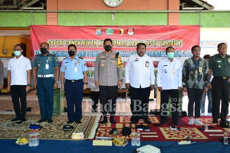 Kapolresta Sidoarjo Kombes Pol. Kusumo Wahyu Bintoro, pada Cangkrukan Kamtibmas jelang Pilkades, bertempat di Balai Desa Pranti, Sedati, Rabu (25/5/2022) (Dok Foto Humas)