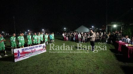 Bupati Sidoarjo H. Ahmad Muhdlor S.IP atau Gus Muhdlor bersama Camat dan kepala desa Sumberejo. saat membuak turnamen sepakbola liga kampung Minggu malam (29/05) (Dok Foto IST)