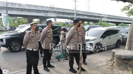 Kapolresta Sidoarjo Kombes Pol. Kusumo Wahyu Bintoro, saat meninjau Pos Pam Operasi Ketupat Semeru 2022 di Arteri Porong, Rabu (4/5/2022)