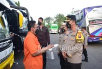 Kapolresta Sidoarjo Kombes Pol. Kusumo Wahyu Bintoro turun langsung ke lokasi. Juga berkomunikasi dengan sejumlah kru bus dan berikan himbauan kamtibmas ke penumpang (IST)