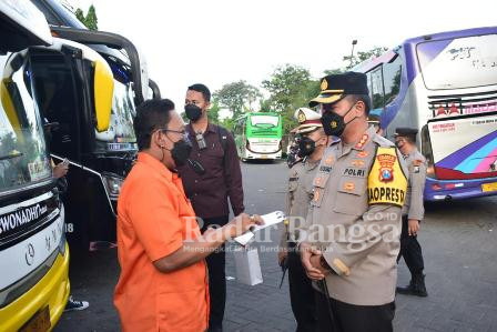 Kapolresta Sidoarjo Kombes Pol. Kusumo Wahyu Bintoro turun langsung ke lokasi. Juga berkomunikasi dengan sejumlah kru bus dan berikan himbauan kamtibmas ke penumpang (IST)