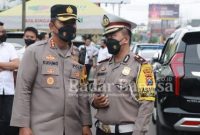 Kapolresta Sidoarjo Kombes Pol. Kusumo Wahyu Bintoro saat memantau situasi arus lalu lintas di Pos P1 Waru, Senin (9/5/2022) petang