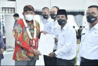 Bupati Sumenep Achmad Fauzi serahkan 521 SK guru honorer (IST)