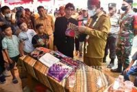 Bupati Sumenep Ach. Fauzi menghadiri Pameran Karya dan Budaya Antara Tradisi dan Edukasi yang diselenggarakan oleh Sekolah Dasar Negeri (SDN) Juluk II Kecamatan Saronggi, Kabupaten Sumenep pada Senin (30/05/2022). (Dok Foto IST)