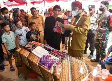 Bupati Sumenep Ach. Fauzi menghadiri Pameran Karya dan Budaya Antara Tradisi dan Edukasi yang diselenggarakan oleh Sekolah Dasar Negeri (SDN) Juluk II Kecamatan Saronggi, Kabupaten Sumenep pada Senin (30/05/2022). (Dok Foto IST)